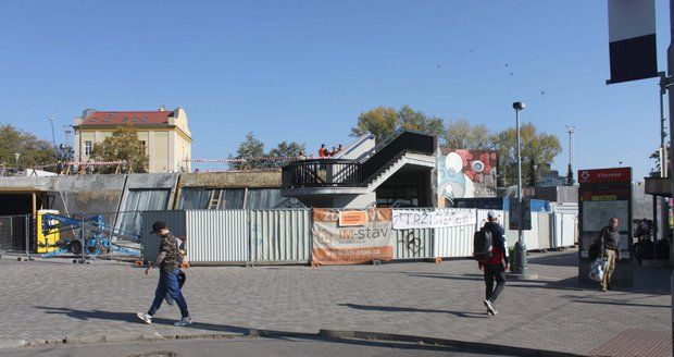 Rekonstrukce stanice metra Vltavská je v plném proudu.
