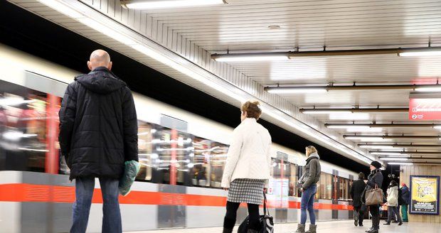 Cestující o Velikonocích čekají výluky na linkách metra C a A