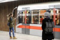 Provoz metra v úseku Želivského - Dejvická je obnoven. Soupravy zastavila technická závada