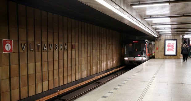 Metro na „céčku“ stojí. Ve Vltavské spadl do kolejiště člověk!