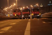 Na most u metra Vltavská najely náklaďáky: Testují, co vydrží