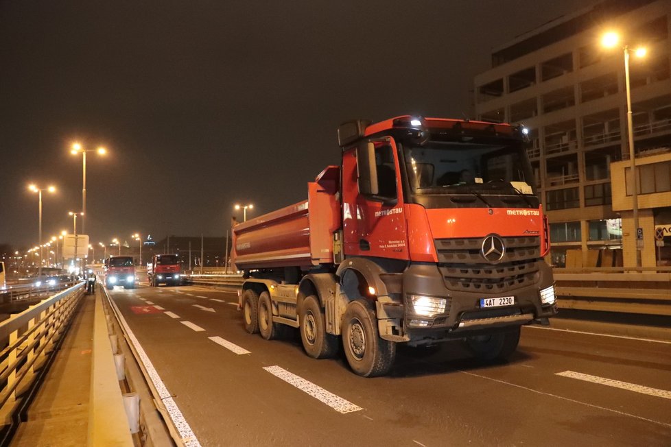 Zatěžkávací zkoušky mostu u stanice metra Vltavská