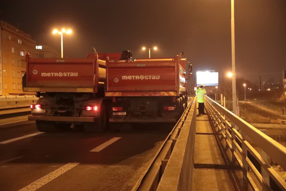 Zatěžkávací zkoušky mostu u stanice metra Vltavská