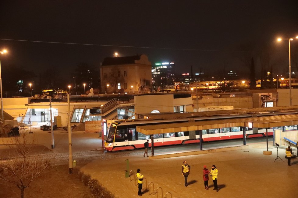 Zatěžkávací zkoušky mostu u stanice metra Vltavská