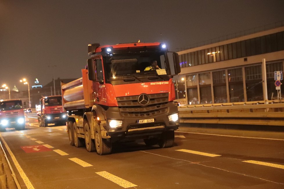 Zatěžkávací zkoušky mostu u stanice metra Vltavská