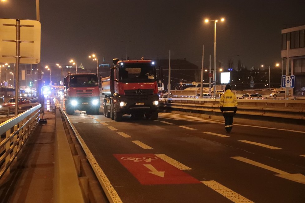 Zatěžkávací zkoušky mostu u stanice metra Vltavská