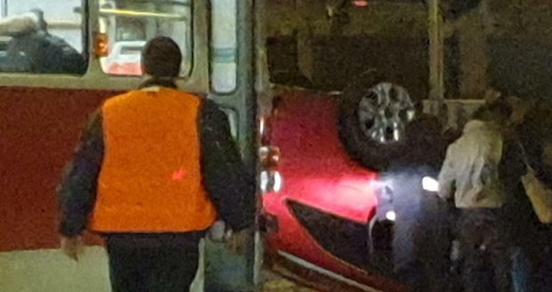 Na Vltavské v pražských Holešovicích došlo k nehodě. Srazila se tam tramvaj s autem, které skončilo na střeše. (23. ledna 2023)