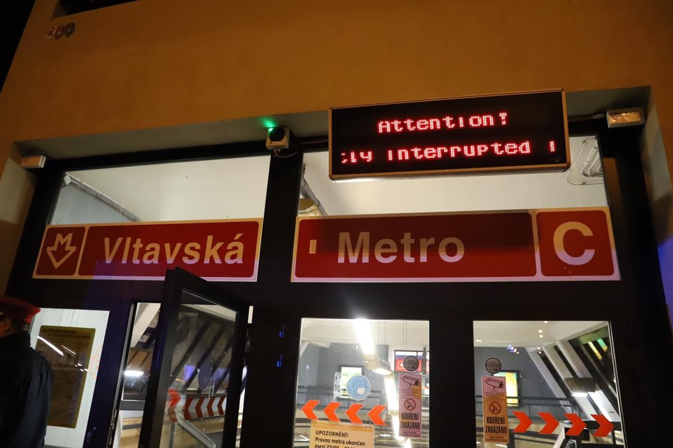 Ve stanici metra Vltavská srazila projíždějící souprava muže. Svým zraněním podlehl. (6. 11. 2020)