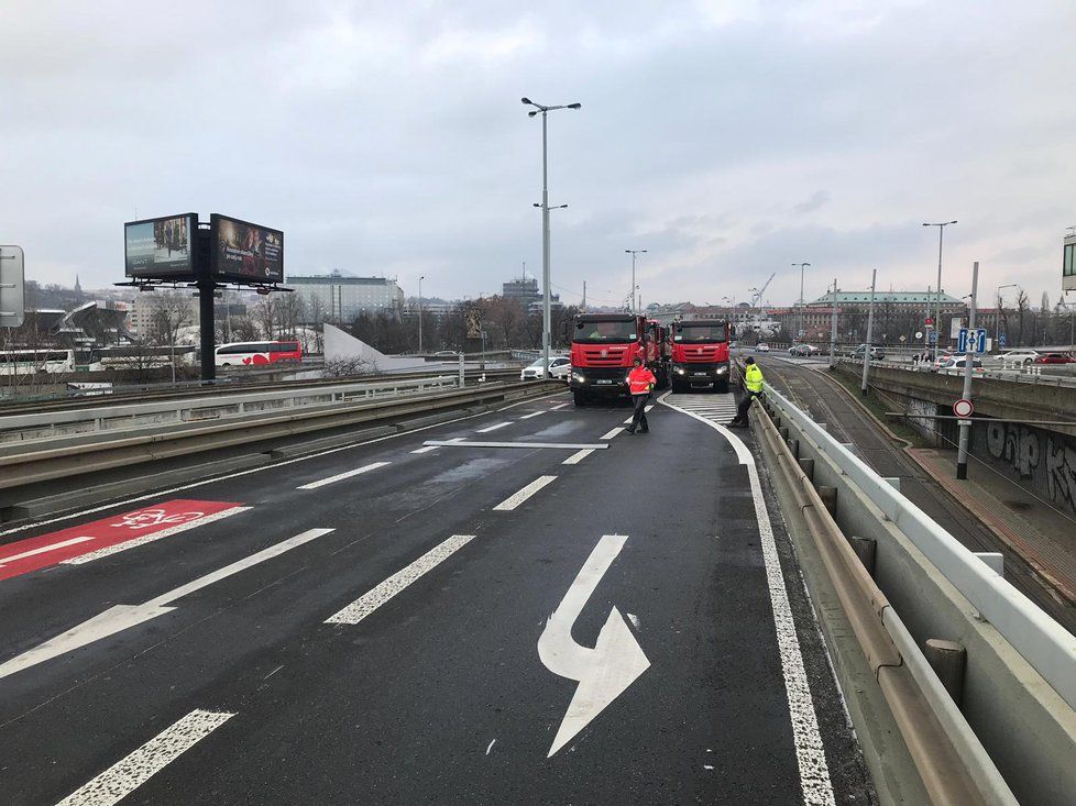 Most v Bubenské ulici už podpírají! Tramvaje na Vltavskou pod ním neprojedou