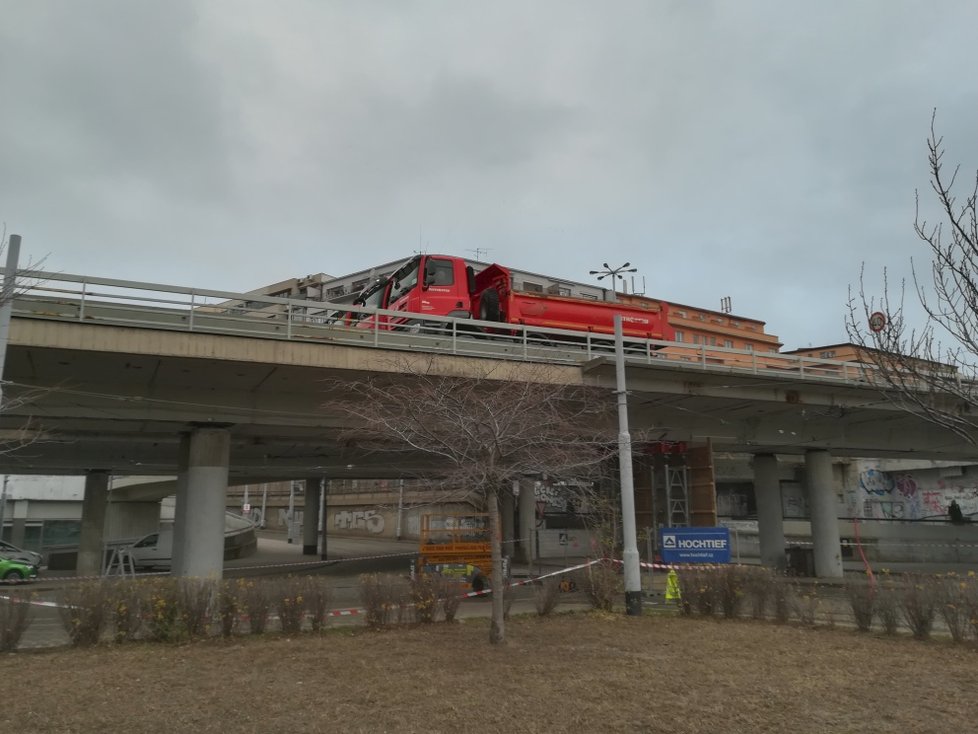 Na základě zatěžovací zkoušky mostu v Bubenské ulici se na něj bude moci vrátit automobilová doprava. Ovšem jen v omezené míře.