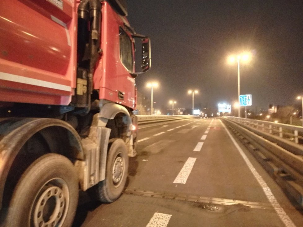 Na základě zatěžovací zkoušky mostu v Bubenské ulici se na něj bude moci vrátit automobilová doprava. Ovšem jen v omezené míře.