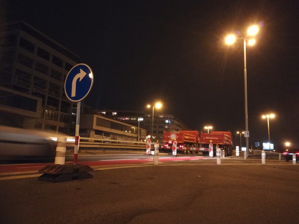 Na základě zatěžovací zkoušky mostu v Bubenské ulici se na něj bude moci vrátit automobilová doprava. Ovšem jen v omezené míře.