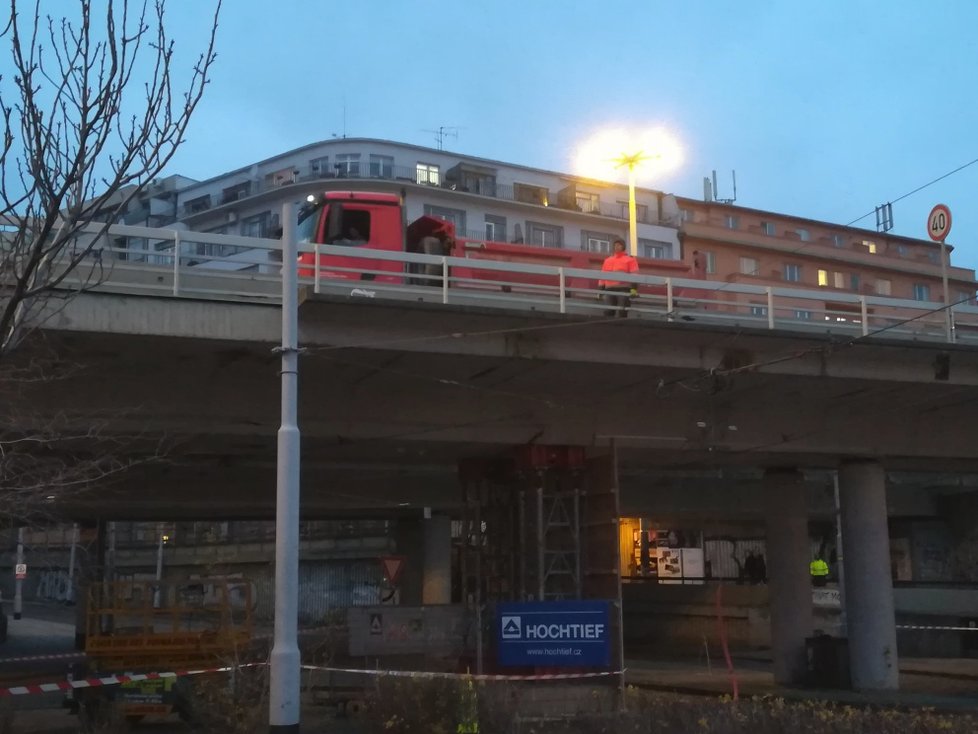 Na základě zatěžovací zkoušky mostu v Bubenské ulici se na něj bude moci vrátit automobilová doprava. Ovšem jen v omezené míře.