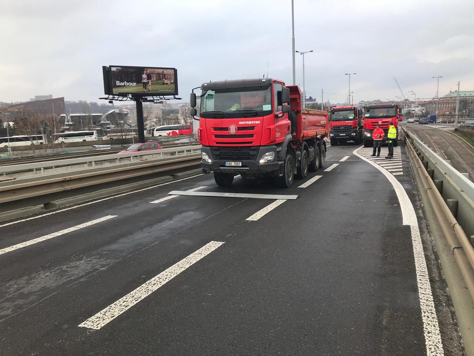 Na základě zatěžovací zkoušky mostu v Bubenské ulici se na něj bude moci vrátit automobilová doprava. Ovšem jen v omezené míře.