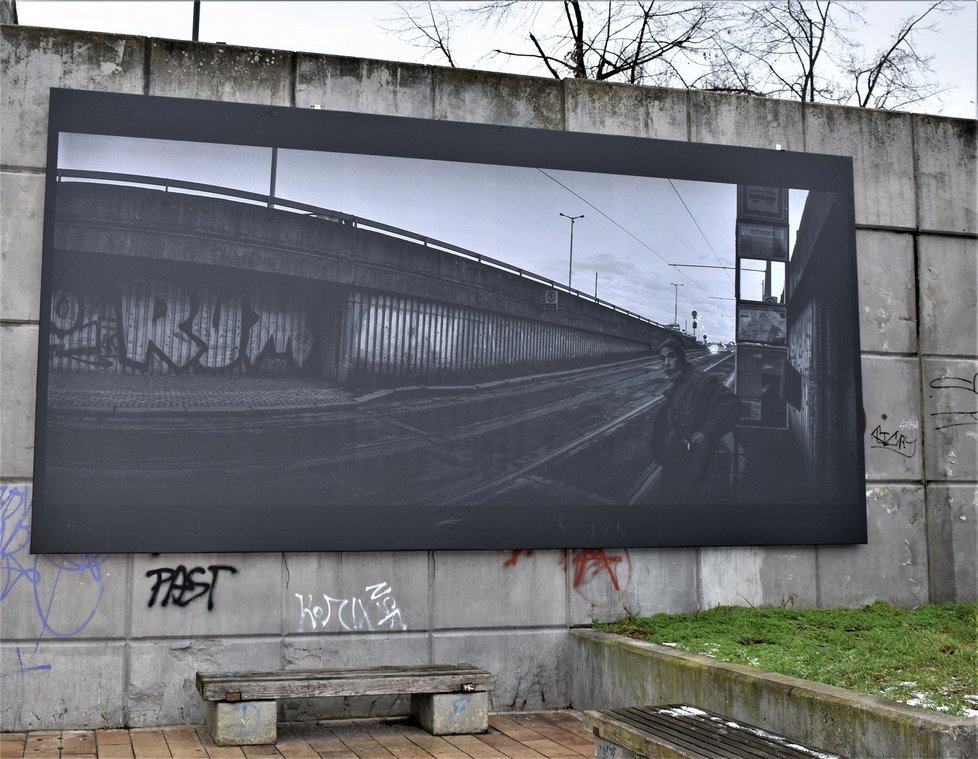 U Vltavské bude po celý rok k vidění série krátkodobých výstav. Jako první jsou černobílé fotografie Kevina Tona