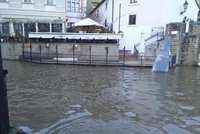 Hladiny řek v Praze stoupají, zavřené jsou náplavky i přívozy, otužilci museli zrušit akci