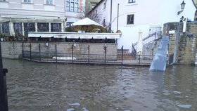 V souvislosti se zvýšenou hladinou řek naši potápěči asistují u zavírání vrat Čertovky