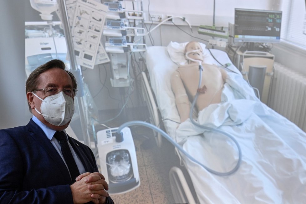 Fakultní nemocnice Královské Vinohrady pořídila nový přístroj HFNO, který pomáhá lidem s nemocí covid-19 s dýcháním, aniž by museli být napojeni na klasické ventilátory.
