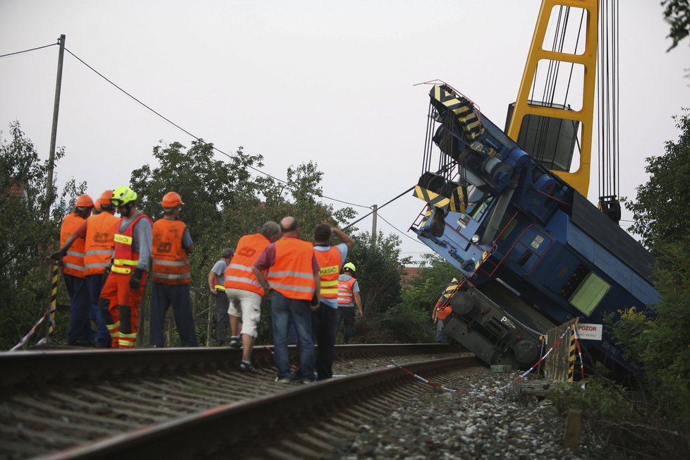 Při odtahu vykolejeného vlaku u Vnorov vykolejil i odtahový jeřáb. Na pomoc nehodovému vlak proto vyrazil tank