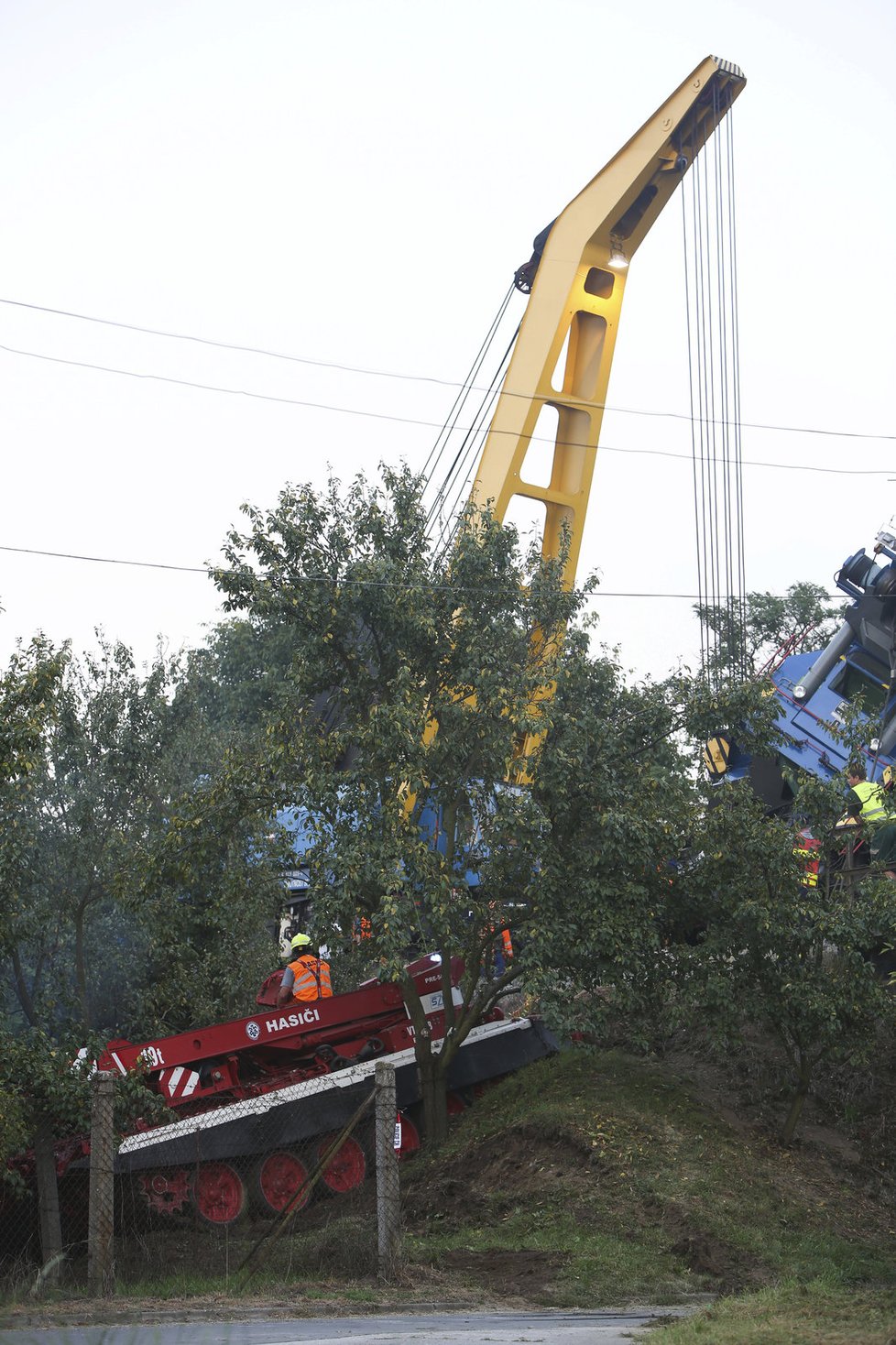 Při odtahu vykolejeného vlaku u Vnorov vykolejil i odtahový jeřáb. Na pomoc nehodovému vlak proto vyrazil tank