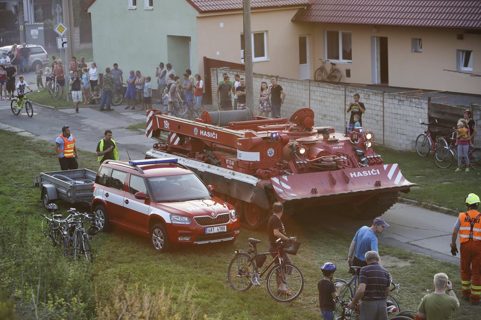 Při odtahu vykolejeného vlaku u Vnorov vykolejil i odtahový jeřáb. Na pomoc nehodovému vlak proto vyrazil tank