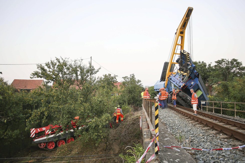 Při odtahu vykolejeného vlaku u Vnorov vykolejil i odtahový jeřáb. Na pomoc nehodovému vlak proto vyrazil tank