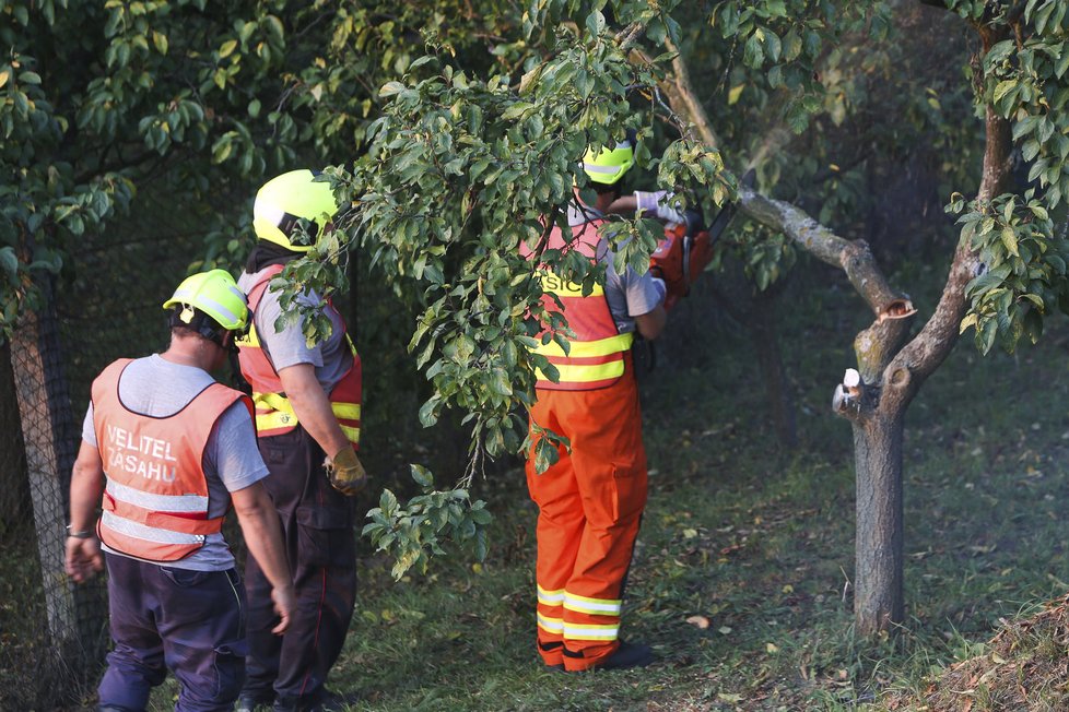 Při odtahu vykolejeného vlaku u Vnorov vykolejil i odtahový jeřáb. Na pomoc nehodovému vlak proto vyrazil tank