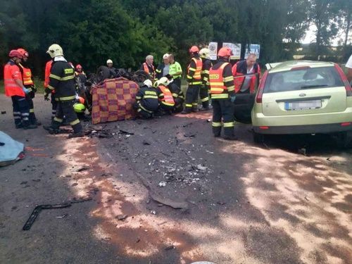 Hasiči u Vnorov vyprošťovali z trosek vozidla své sousedy. Bohužel přežila jen jediná žena.