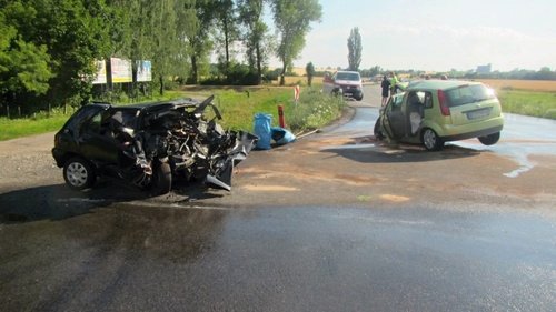 Hasiči u Vnorov vyprošťovali z trosek vozidla své sousedy. Bohužel přežila jediná žena.