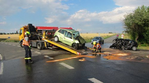 Hasiči u Vnorov vyprošťovali z trosek vozidla své sousedy. Bohužel přežila jen jediná žena.