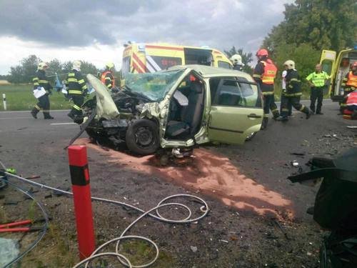 Hasiči u Vnorov vyprošťovali z trosek vozidla své sousedy. Bohužel přežila jen jediná žena.