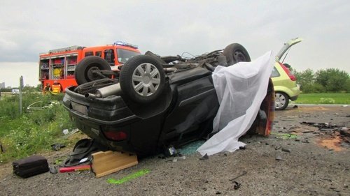 Hasiči u Vnorov vyprošťovali z trosek vozidla své sousedy. Přežila jen jediná žena.