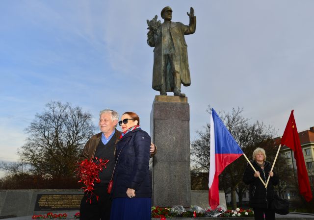 K soše maršála Koněva na výročí jeho narozenin přišla položit květiny i jeho vnučka Jelena Koněvová.