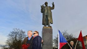 K soše maršála Koněva na výročí jeho narozenin přišla položit květiny i jeho vnučka Jelena. Koněvová.