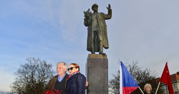 K soše maršála Koněva na výročí jeho narozenin přišla položit květiny i jeho vnučka Jelena Koněvová.
