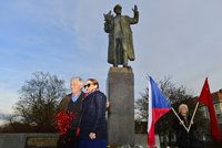 Strkanice u sochy Koněva: Na oslavu výročí dorazili příznivci, odpůrci i maršálova vnučka