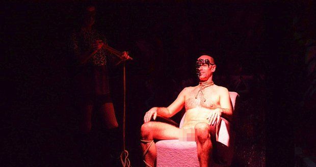 Výstava skutečných nahých mužů rozpaluje návštěvníky obou pohlaví. Doteky jsou u většiny povoleny!