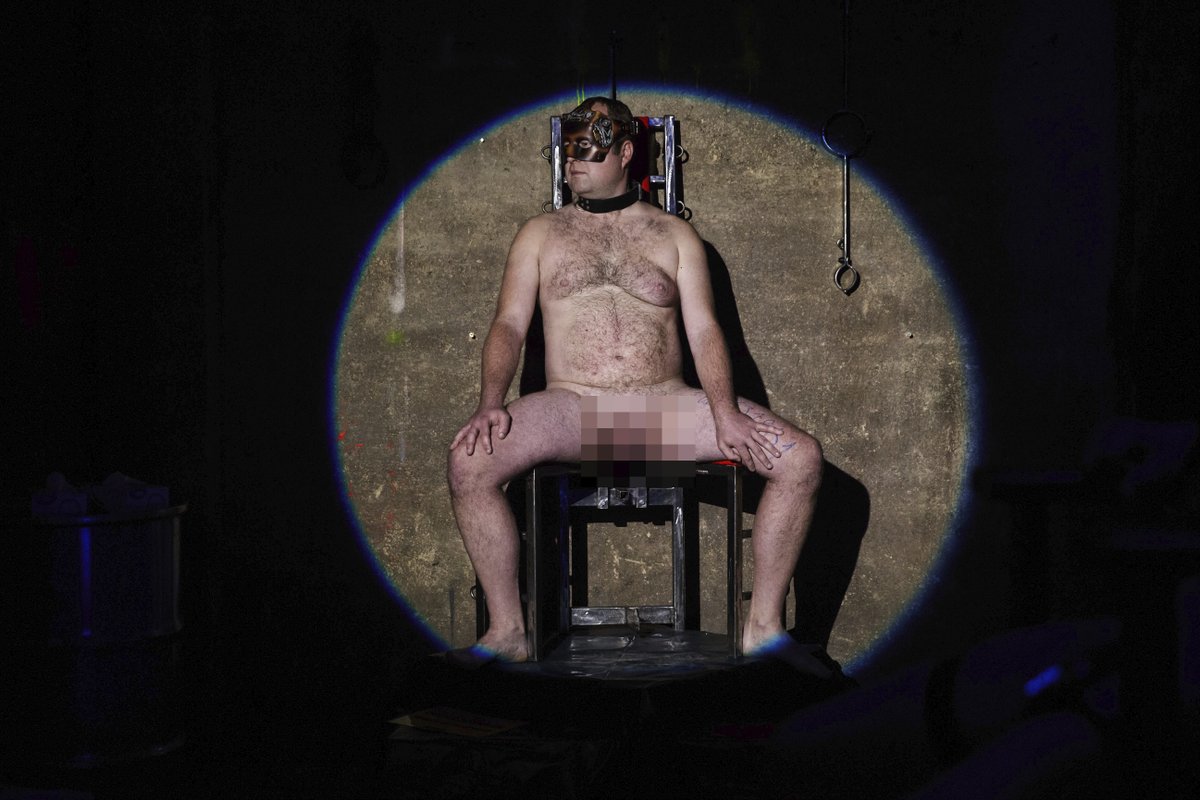Voayer: Výstava skutečných nahých mužů