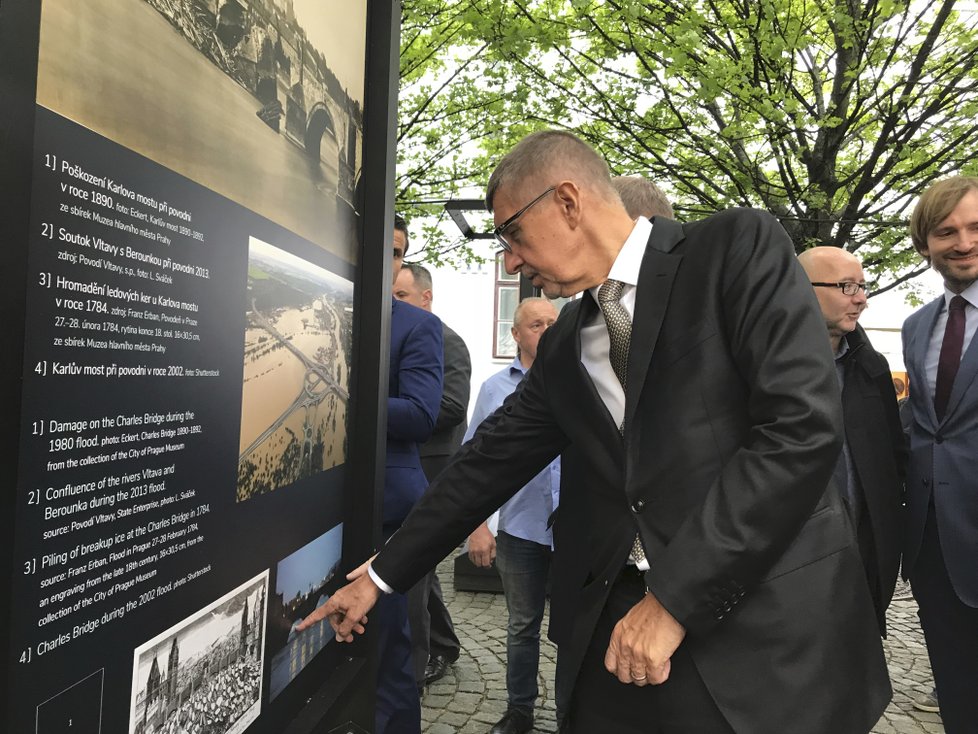 Premiér Andrej Babiš (ANO) si u každého panelu vyslechl informace od daného odborníka. Se zájmem prošel celou výstavu.