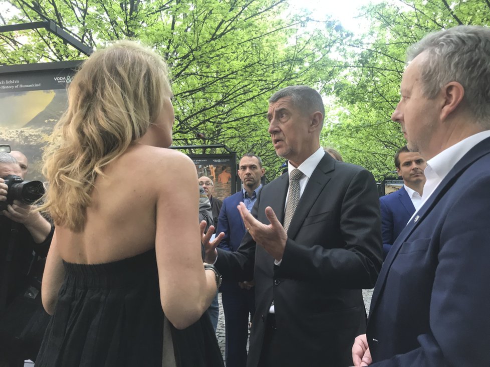 Olga Menzelová, premiér Andrej Babiš (ANO) a ministr životního prostředí Richard Brabec (ANO) na výstavě Voda a civilizace