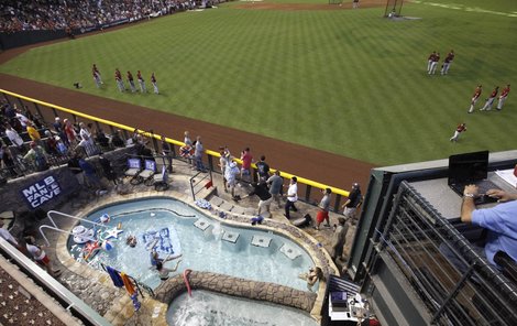 Ve Phoenixu vědí, jak si baseball užít. Chladivá voda zmírní dusivé vedro.