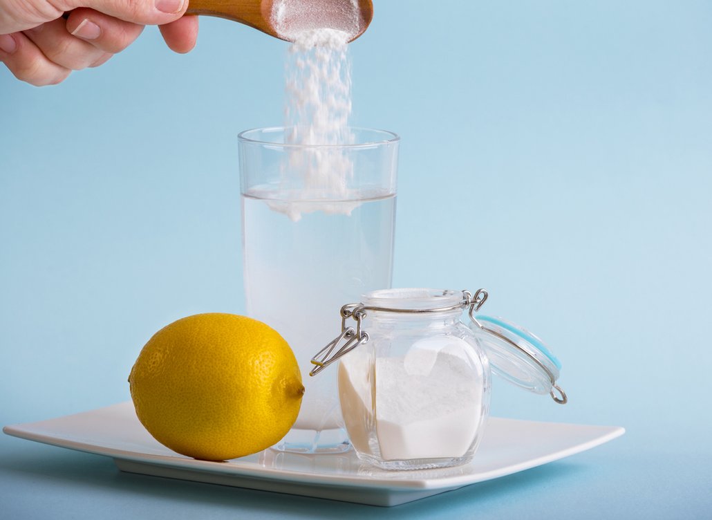 Ráno nalačno pije vodu s citronem a jedlou sodou
