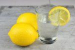 Horká voda s citronem podle některých nadšenců nejen na hubnutí, ale také vám pročistí střeva