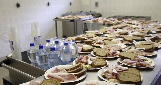 Kontaminovaná voda v Dejvicích: Jídelny musely změnit jídelníčky