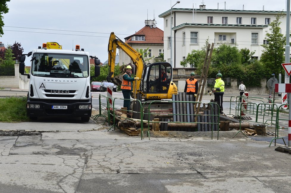 Do vody na Praze 6 se dostaly bakterie, vodohospodáři se pustili do prozkoumávání trubek pomocí kamer.