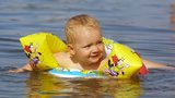 VIDEO: Naučte děti, aby neměly strach z vody. Plavat se dá celý rok 