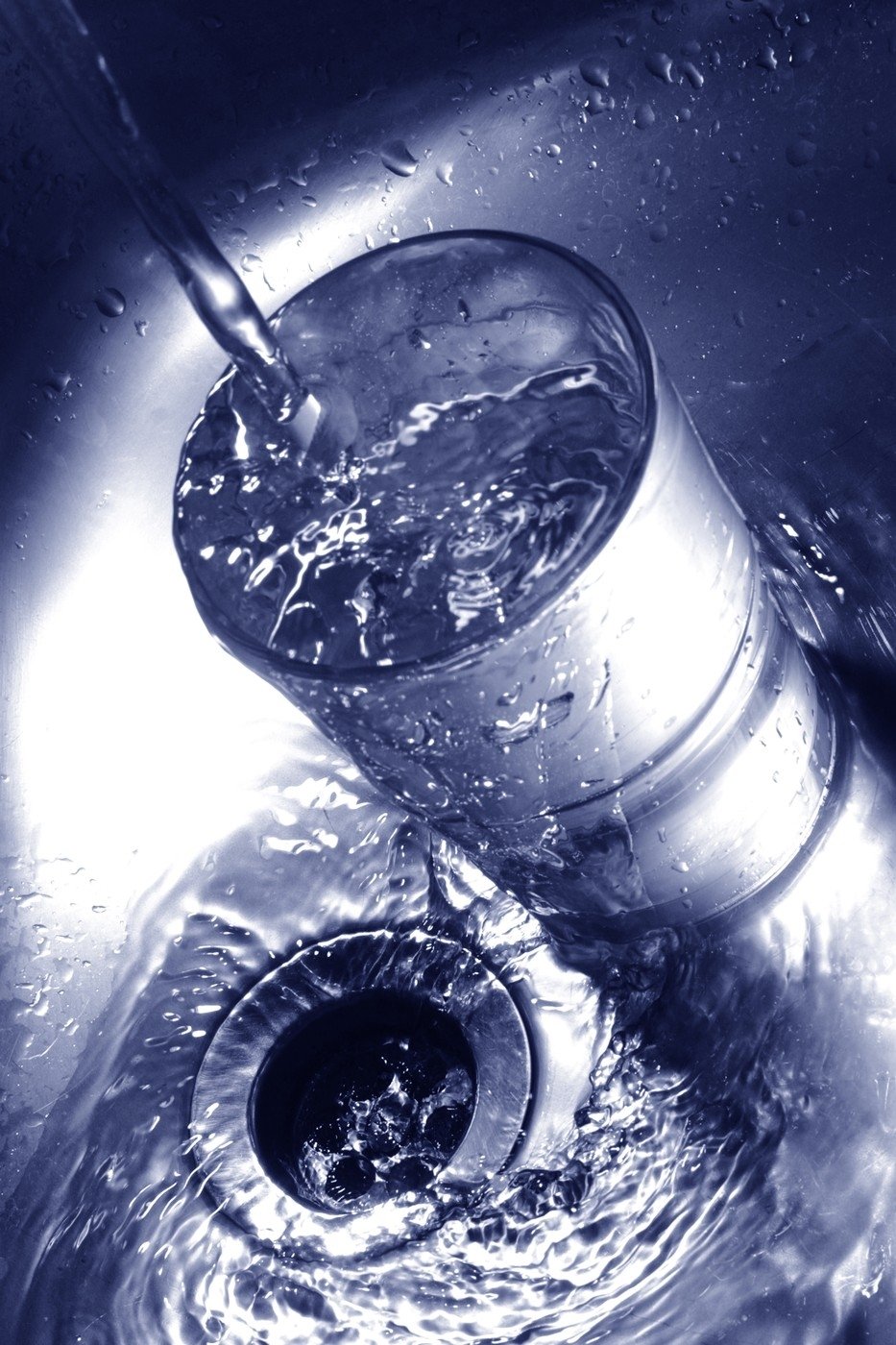 Kdo pije vodu z PET lahví, dostává do těla víc mikroplastů.