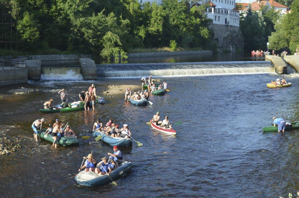 Papouščí skála u řeky Vltavy hrozí sesuvem. Vodáci projedou s obtížemi (ilustrační foto).