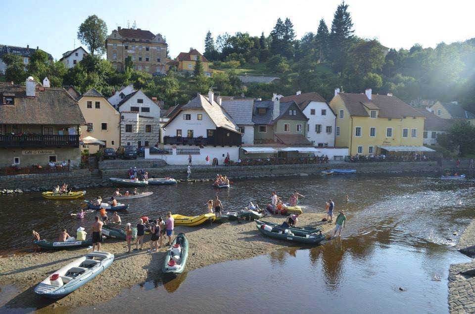 Český Krumlov je stále plný vodáků.