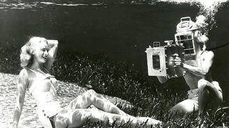 Modelky pózující pod vodou. Podívejte se na neobvyklé fotografie, které vznikly před 80 lety